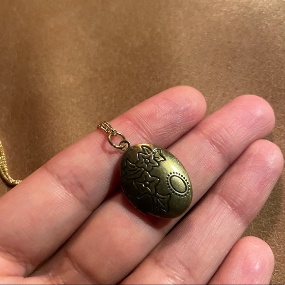 Oval etched locket pendant charm necklace - Picture 3 of 7